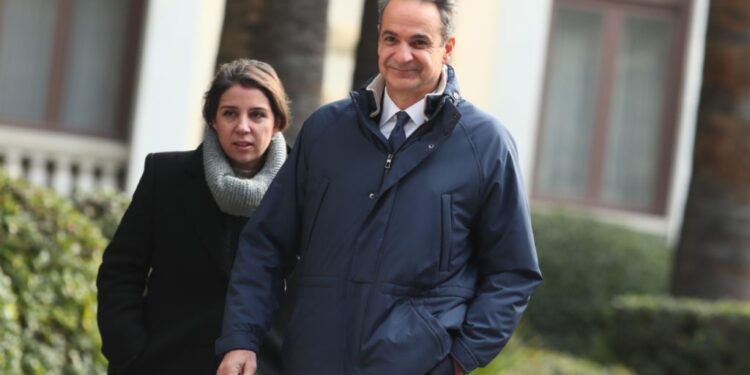Ερωτήματα για την αναβολή της επίσκεψης Μητσοτάκη στο Νταβός και τη στάση του
