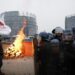 Ξεσηκώθηκαν οι αγρότες για τη συμφωνία ΕΕ – Mercosur: Φωτιές και δακρυγόνα έξω από το Ευρωπαϊκό Κοινοβούλιο