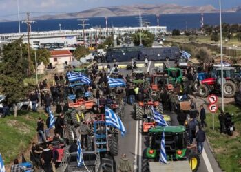 Οι αγρότες μετά τα μέτρα της κυβέρνησης Μητσοτάκη κόβουν την Ελλάδα στα δύο – Εκατοντάδες τρακτέρ κινούνται προς τα Τέμπη – Μυρίζει μπαρούτι…