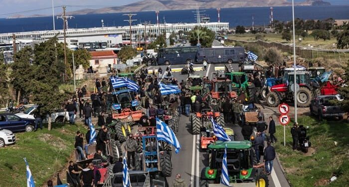 Οι αγρότες μετά τα μέτρα της κυβέρνησης Μητσοτάκη κόβουν την Ελλάδα στα δύο – Εκατοντάδες τρακτέρ κινούνται προς τα Τέμπη – Μυρίζει μπαρούτι…