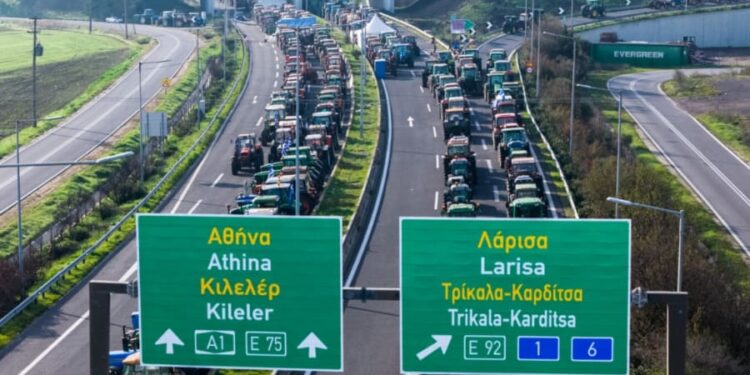 Αγροτικά μπλόκα: Δεν υπάρχει γυρισμός – Απόφαση για ολικό μπλακ άουτ στους δρόμους ή κάθοδο στην Αθήνα (7/1)