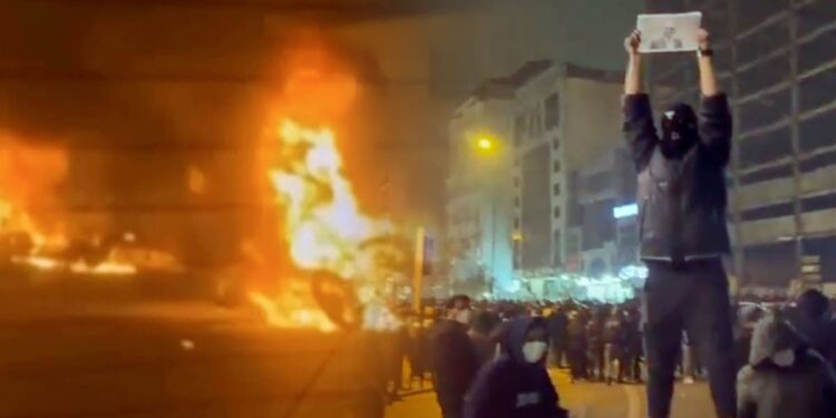 Ιράν: Σενάρια αεροπορικής επίθεσης εξετάζουν οι ΗΠΑ