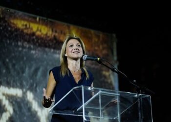 ΚΑΘΗΓΗΤΗΣ ΤΣΟΚΑΣ : Την τρέμουν!. Γι’ αυτό την “λιθοβολούν”, πριν κάνει κόμμα και παρουσιάσει το πρόγραμμα Της!.