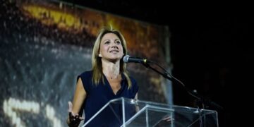 ΚΑΘΗΓΗΤΗΣ ΤΣΟΚΑΣ : Την τρέμουν!. Γι’ αυτό την “λιθοβολούν”, πριν κάνει κόμμα και παρουσιάσει το πρόγραμμα Της!.