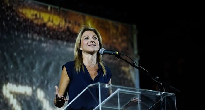 ΚΑΘΗΓΗΤΗΣ ΤΣΟΚΑΣ : Την τρέμουν!. Γι’ αυτό την “λιθοβολούν”, πριν κάνει κόμμα και παρουσιάσει το πρόγραμμα Της!.