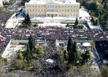 Πρωτοφανής λαοθάλασσα διαμαρτυρίας για την πολύνεκρη τραγωδία των Τεμπών – Τρόμος στο Μαξίμου από τα συλλαλητήρια
