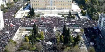Πρωτοφανής λαοθάλασσα διαμαρτυρίας για την πολύνεκρη τραγωδία των Τεμπών – Τρόμος στο Μαξίμου από τα συλλαλητήρια