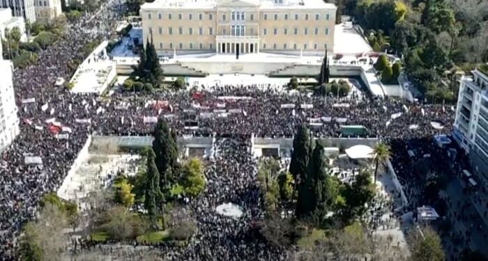 Πρωτοφανής λαοθάλασσα διαμαρτυρίας για την πολύνεκρη τραγωδία των Τεμπών – Τρόμος στο Μαξίμου από τα συλλαλητήρια