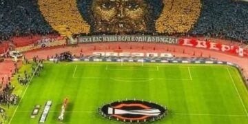 Ο εντυπωσιακός σχηματισμός του Αγίου Συμεών στην εξέδρα των «Delije» του Ερυθρού Αστέρα