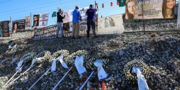 Τέμπη: «Τελεσίγραφο» 24 ωρών από Εισαγγελία για εκταφές 9 σορών – Οργή & προσφυγές από συγγενείς: «Εμπαιγμός, δεν υπάρχουν εργαστήρια εδώ»