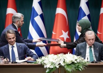 Βίντεο: Ο Κ.Μητσοτάκης σκουπίζει την μύτη του και βάζει το χρησιμοποιημένο μαντήλι μέσα στον φάκελο των συμφωνιών!