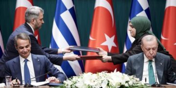 Βίντεο: Ο Κ.Μητσοτάκης σκουπίζει την μύτη του και βάζει το χρησιμοποιημένο μαντήλι μέσα στον φάκελο των συμφωνιών!