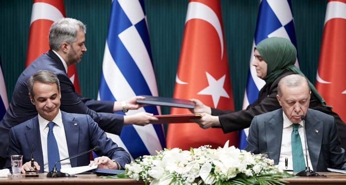 Βίντεο: Ο Κ.Μητσοτάκης σκουπίζει την μύτη του και βάζει το χρησιμοποιημένο μαντήλι μέσα στον φάκελο των συμφωνιών!