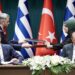 Βίντεο: Ο Κ.Μητσοτάκης σκουπίζει την μύτη του και βάζει το χρησιμοποιημένο μαντήλι μέσα στον φάκελο των συμφωνιών!