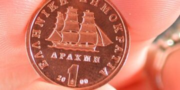 Μαρία Νεγρεπόντη Δελιβάνη: Η δραχμή των Επστάιν-Τσόμσκι και της «κυρίας της δραχμής» «Τόλμησαν να κακοποιήσουν το εθνικό μας νόμισμα»