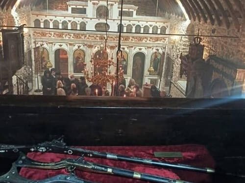 Οι Αιτωλικιώτες γύρισαν την πλάτη στην έκθεση όπλων που γίνεται μέσα στον ιστορικό ναό του Αγίου Δημητρίου
