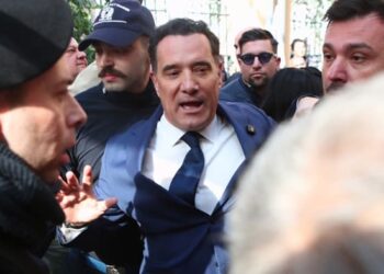 Οι κορδέλες του Άδωνη, οι πλημμύρες στα … ανακαινισμένα τμήματα και ο τραμπουκισμός απέναντι στους γιατρούς…