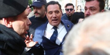 Οι κορδέλες του Άδωνη, οι πλημμύρες στα … ανακαινισμένα τμήματα και ο τραμπουκισμός απέναντι στους γιατρούς…