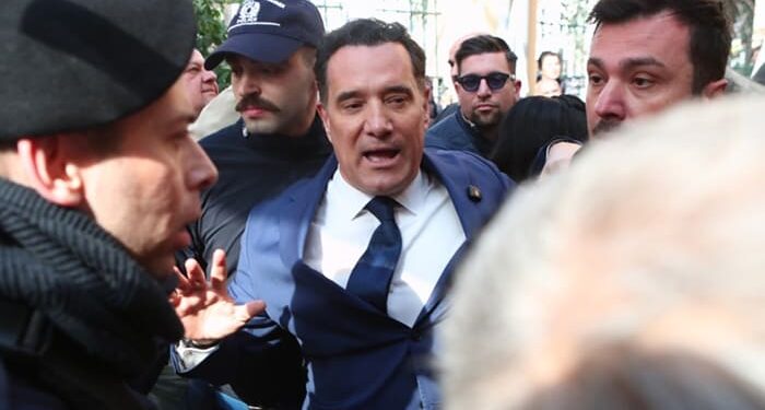 Οι κορδέλες του Άδωνη, οι πλημμύρες στα … ανακαινισμένα τμήματα και ο τραμπουκισμός απέναντι στους γιατρούς…