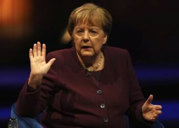 «Είναι απίστευτοι ψεύτες» – Ο Jeffrey Sachs καίει τη Merkel: Πώς οδήγησε την Ουκρανία στην καταστροφή και την Ευρώπη στο χάος