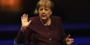 «Είναι απίστευτοι ψεύτες» – Ο Jeffrey Sachs καίει τη Merkel: Πώς οδήγησε την Ουκρανία στην καταστροφή και την Ευρώπη στο χάος