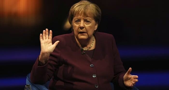 «Είναι απίστευτοι ψεύτες» – Ο Jeffrey Sachs καίει τη Merkel: Πώς οδήγησε την Ουκρανία στην καταστροφή και την Ευρώπη στο χάος