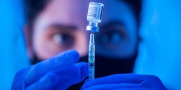 Επιδημιολόγος Δρ. Χούλσερ: «Πάνω από το 70% της Ανθρωπότητας έχει Υποστεί Χημική Λοβοτομή, Μεταμφιεσμένη σε Εμβόλια»