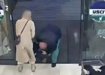 Ιταλία: Στιγμές πανικού σε σούπερ μάρκετ – Άνδρας άρπαξε από τα πόδια κοριτσάκι 18 μηνών και προσπάθησε να το απαγάγει από τη μητέρα του