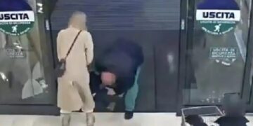 Ιταλία: Στιγμές πανικού σε σούπερ μάρκετ – Άνδρας άρπαξε από τα πόδια κοριτσάκι 18 μηνών και προσπάθησε να το απαγάγει από τη μητέρα του