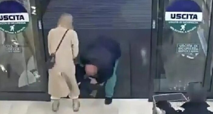 Ιταλία: Στιγμές πανικού σε σούπερ μάρκετ – Άνδρας άρπαξε από τα πόδια κοριτσάκι 18 μηνών και προσπάθησε να το απαγάγει από τη μητέρα του