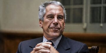 «Είσαι ο Διάβολος;» – Η Ιστορική Ερώτηση του Μπάνον και η Σοκαριστική Απάντηση του Επστάιν