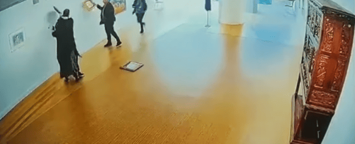Στην προδομένη πατρίδα μας, υπάρχουν ακόμη ΠΑΛΙΚΑΡΙΑ.