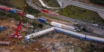 Ντροπή και απαξίωση για Τέμπη – Σαν σαρδέλες στο δικαστήριο – Οργή από συγγενείς: «Θα σας φάμε ζωντανούς!» – Διώχνουν τις κάμερες