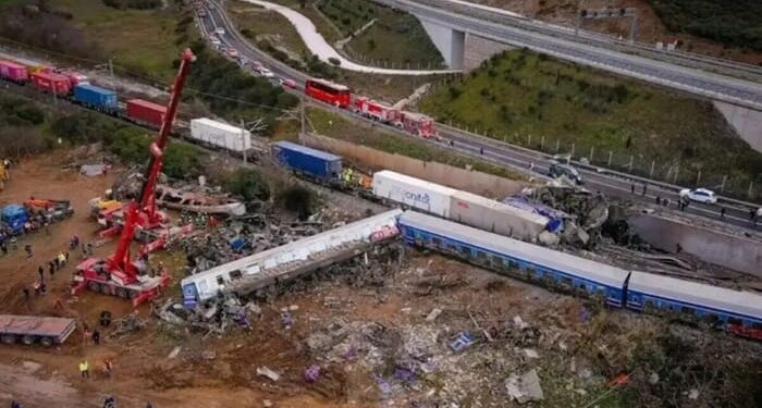 Ντροπή και απαξίωση για Τέμπη – Σαν σαρδέλες στο δικαστήριο – Οργή από συγγενείς: «Θα σας φάμε ζωντανούς!» – Διώχνουν τις κάμερες