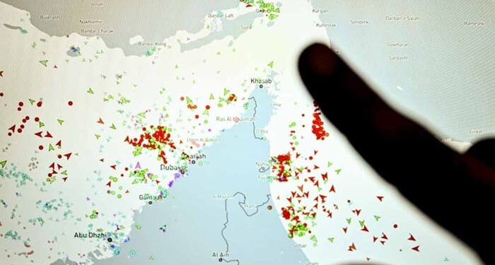 Το Κλείσιμο του Στενού του Ορμούζ Φέρνει την Αυτοκρατορία του Έπσταϊν στα Πρόθυρα της Κατάρρευσης