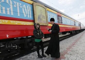 Ένας ηλικιωμένος ήταν σε ένα τρένο. Σηκώθηκε όρθιος και φώναξε στους επιβάτες: -“′′ Ο ΙΗΣΟΥΣ ΕΙΝΑΙ ΖΩΝΤΑΝΟΣ!”