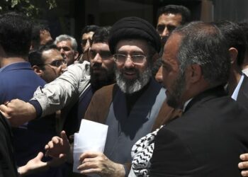 Ιράν: Ο γιος του Χαμενεΐ φαβορί για τη διαδοχή – Ο Τραμπ ξέρει αλλά δεν αποκαλύπτει: «Ξέρω ποιος θα τον διαδεχθεί, αλλά δεν το λέω»