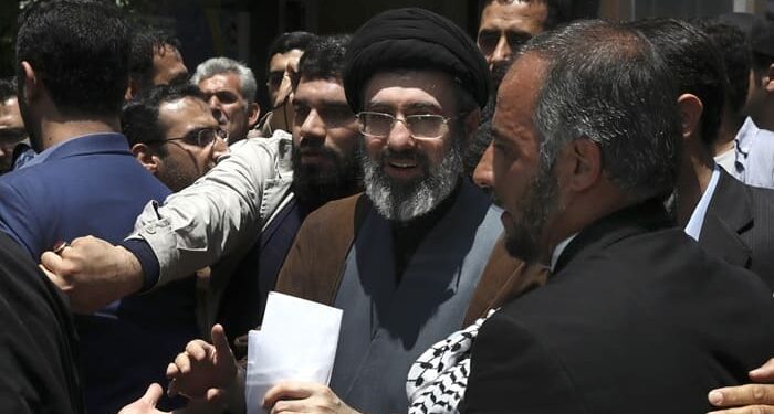 Ιράν: Ο γιος του Χαμενεΐ φαβορί για τη διαδοχή – Ο Τραμπ ξέρει αλλά δεν αποκαλύπτει: «Ξέρω ποιος θα τον διαδεχθεί, αλλά δεν το λέω»