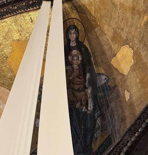 φώτο -(η ΠΛΑΤΥΤΕΡΑ στην ΑΓΙΑ ΣΟΦΙΑ πίσω από τις κουρτίνες των αγαρηνών- μας είπε ένας Πατέρας ... να γνωρίζατε πόσο έκλαιγε η ΠΑΝΑΓΙΑ όταν βεβήλωσαν και συνεχίζουν να βεβηλώνουν το σπίτι της)