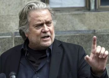 «Θα κάνουμε ό,τι ο Μέγας Αλέξανδρος»: ο Μπάνον ρίχνει στο τραπέζι χερσαίο εφιάλτη για το Ιράν και ανεβάζει το θερμόμετρο στην Ουάσιγκτον