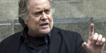 «Θα κάνουμε ό,τι ο Μέγας Αλέξανδρος»: ο Μπάνον ρίχνει στο τραπέζι χερσαίο εφιάλτη για το Ιράν και ανεβάζει το θερμόμετρο στην Ουάσιγκτον