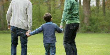 Το ΣτΕ Έκρινε Συνταγματικό τον Γάμο και την Υιοθεσία από Ομόφυλα Ζευγάρια — Η Ελλάδα Αλλάζει Σελίδα: Θρίαμβος Δικαιωμάτων ή Θανάσιμο Χτύπημα στην Παραδοσιακή Οικογένεια;