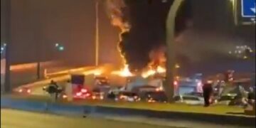 «Φωτιά στην καρδιά του Ριάντ» – Ιρανική επίθεση βάζει φωτιά στην αμερικανική πρεσβεία – Βίντεο δείχνει εκρήξεις και μαύρο καπνό