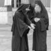 Πέθαναν κάποτε… κι ό ένας βρέθηκε στην Κόλαση, κ ό άλλος στον Παράδεισο.