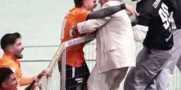 ΝΙΚΟΛΑΟΣ ΠΑΠΑΔΟΠΟΥΛΟΣ: ΑΠΙΣΤΕΥΤΟ! Βάζει γκολ και βρίσκει τη ΜΑΝΑ του ΣΤΑ ΚΑΓΚΕΛΑ! Αυτό δεν είναι ποδόσφαιρο… είναι ΖΩΗ!
