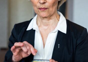 Η Von der Leyen δεν πρόλαβε να παρουσιάσει τη νέα εφαρμογή επαλήθευσης ηλικίας και την χάκαραν!