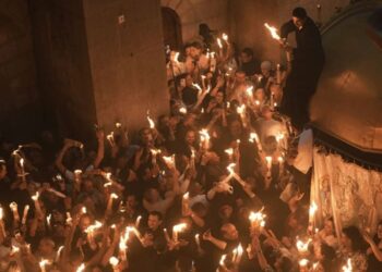 Απόφαση δικαστηρίου στην Αθήνα: Το Άγιο Φως ανάβει με ανθρώπινη παρέμβαση