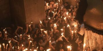 Απόφαση δικαστηρίου στην Αθήνα: Το Άγιο Φως ανάβει με ανθρώπινη παρέμβαση