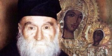 Μιά τριαντάχρονη γυναίκα ἀπό τή Λαμία, ἡ Β.Κ., μᾶς διηγήθηκε πώς τον Σεπτέμβριο τοῦ 1985 πῆγε μιά μέρα στο σπίτι της ὁ (Άγιος) π. Βησσαρίων.