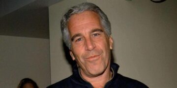 Μαρία Νεγρεπόντη-Δελιβάνη: ΤΡΑΒΩΝΤΑΣ ΤΗΝ ΚΟΥΡΤΙΝΑ ΤΟΥ ΒΟΡΒΟΡΟΥ ΕΠΣΤΑΙΝ